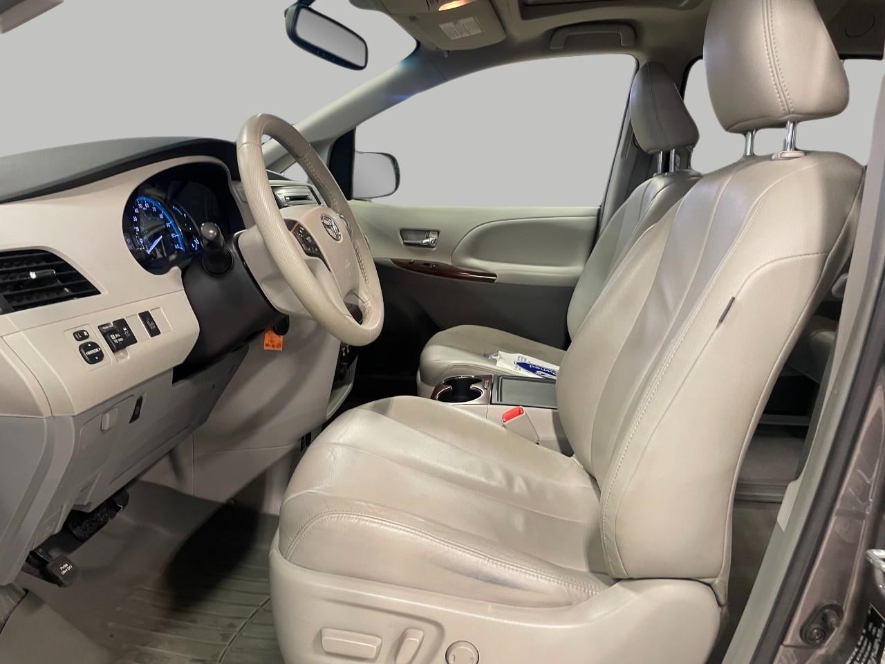 2014 Toyota SIENNA PASSENGER VAN